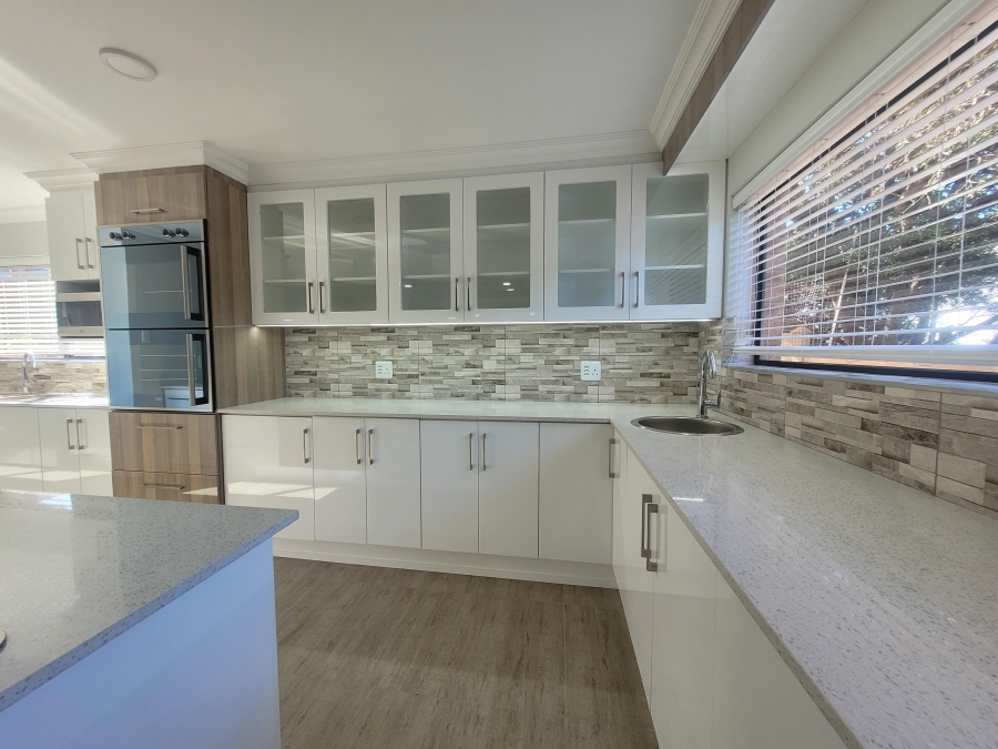 4 Bedroom Property for Sale in Wavecrest Eastern Cape